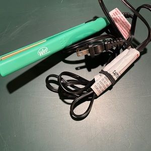 WET Brush mini flat iron